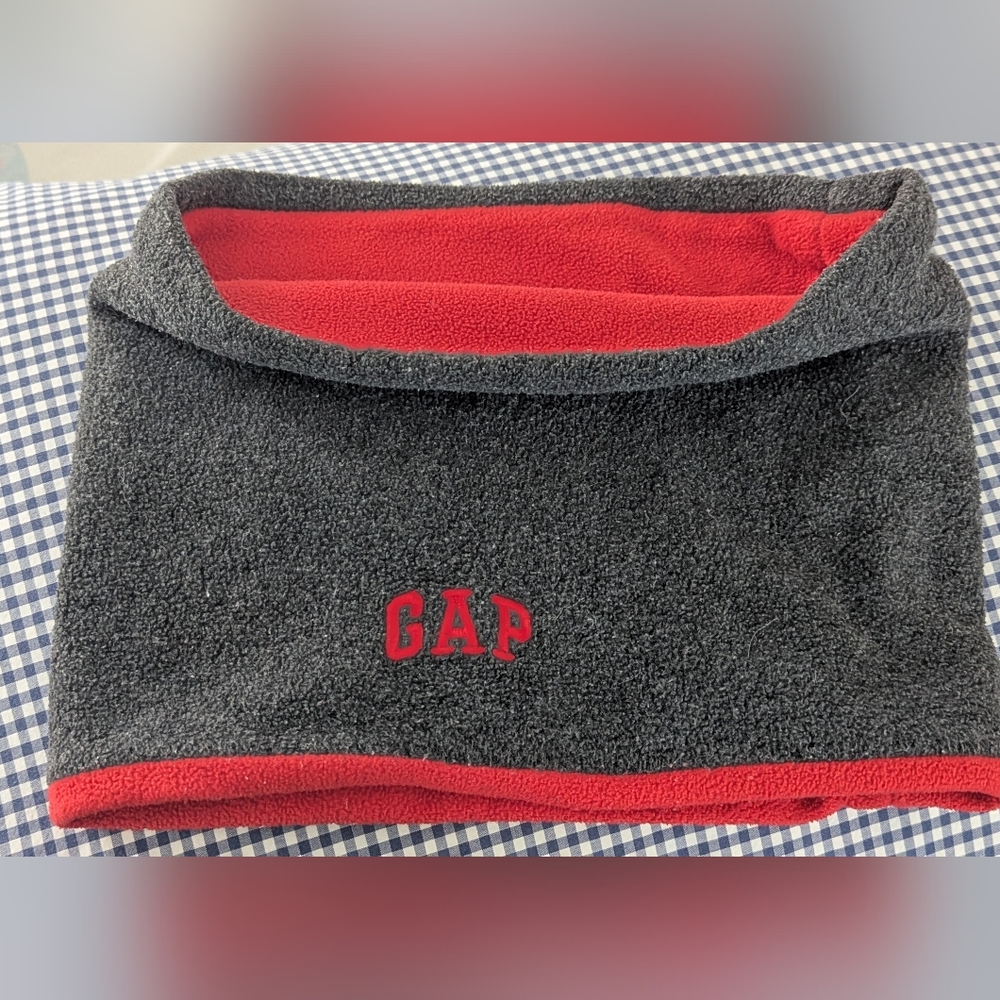 Gap neck warmer grey/red lined. Excellent pre-loved condition.